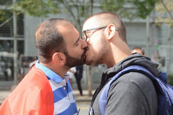 NA PRAJDU PAO POLJUBAC KOJI ĆE ODUŠEVITI POLA SRBIJE: A drugoj polovini se neće svideti! (FOTO) (VIDEO)