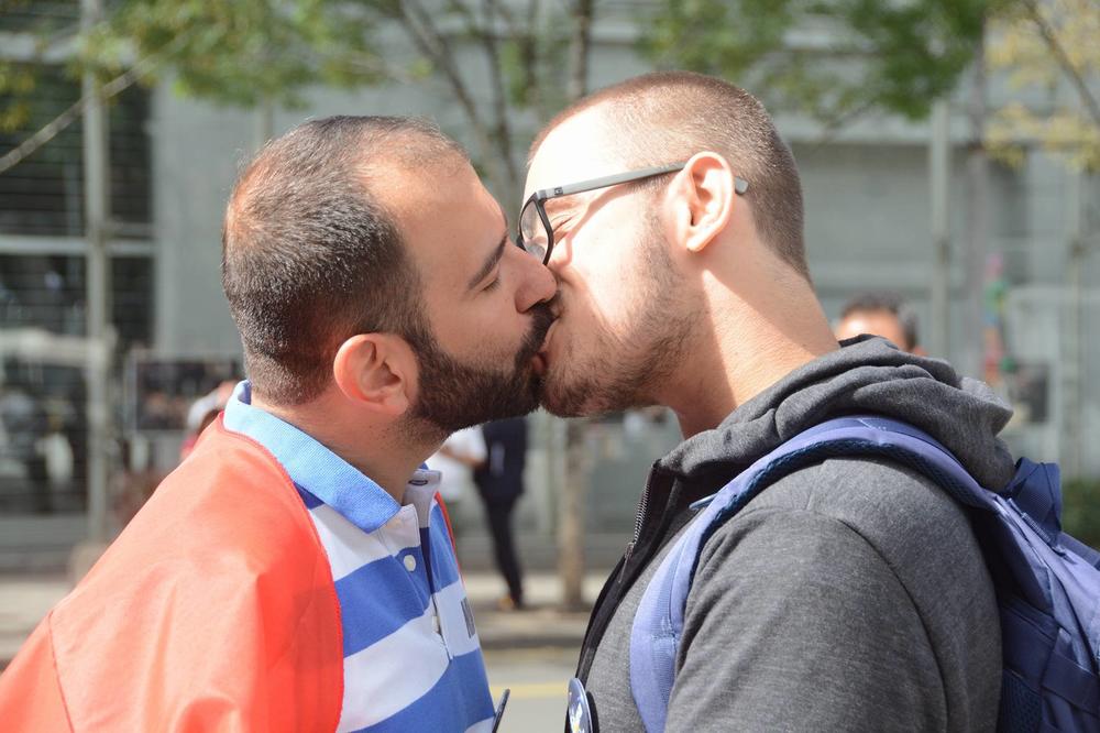 NA PRAJDU PAO POLJUBAC KOJI ĆE ODUŠEVITI POLA SRBIJE: A drugoj polovini se neće svideti! (FOTO) (VIDEO)