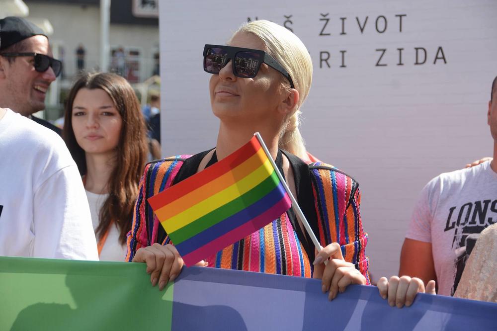 SVI SU PRIČALI O KARLEUŠINOM STAJLINGU NA PRAJDU! Ona je za Espreso otkrila zbog čega je obukla BAŠ TU haljinu!