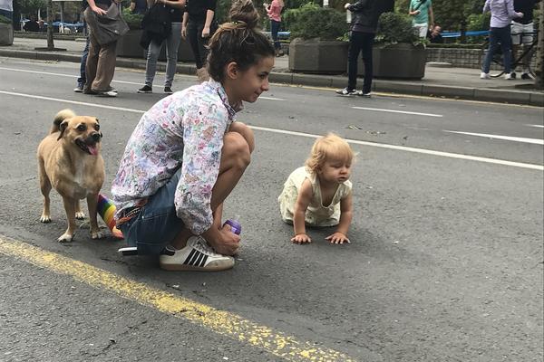 ONA JE NAJMLAĐI I NAJSLAĐI GOST PARADE PONOSA! Ova devojčica ukrala je šou pripadnicima LGBT zajednice i političarima! (FOTO)