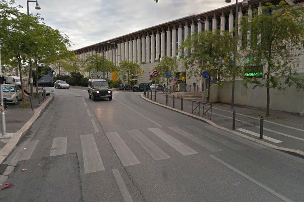 HOROR U MARSEJU: Američkim turistkinjama sipali KISELINU U LICE!