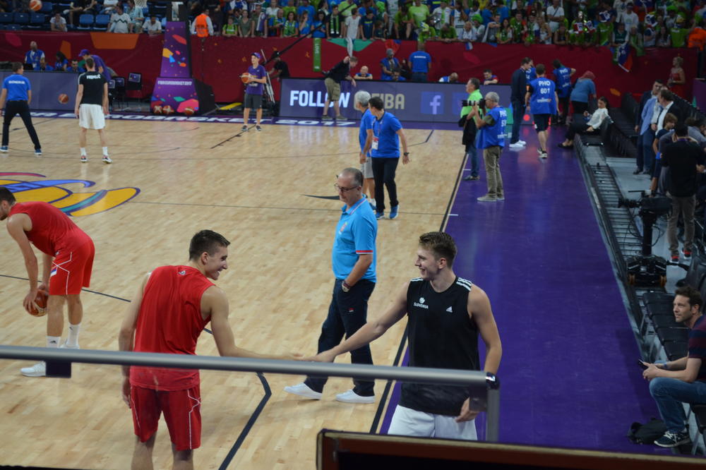 FOTO DETALJ PRED FINALE: Sa dečačkim osmesima od uva do uva na zagrevanju bude svoje ubilačke instinkte! (FOTO)