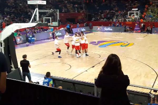 Zaglušujući zvižduci su dočekali košarkaše Srbije, ali su ućutkani, jer je s razglasa krenula pesma koja objašnjava sve! (VIDEO)