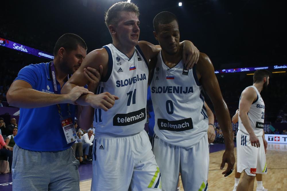 VRIŠTAO OD BOLA: Povreda Dončića, sklupčao se dole, jedva je došao do klupe! (VIDEO)