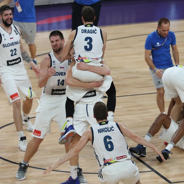 DOK SU VRIŠTALI I SKAKALI OD SREĆE SLOVENCI: Dragić je video uplakanog Lučića na klupi, tada je pokazao kakva je veličina! (VIDEO)