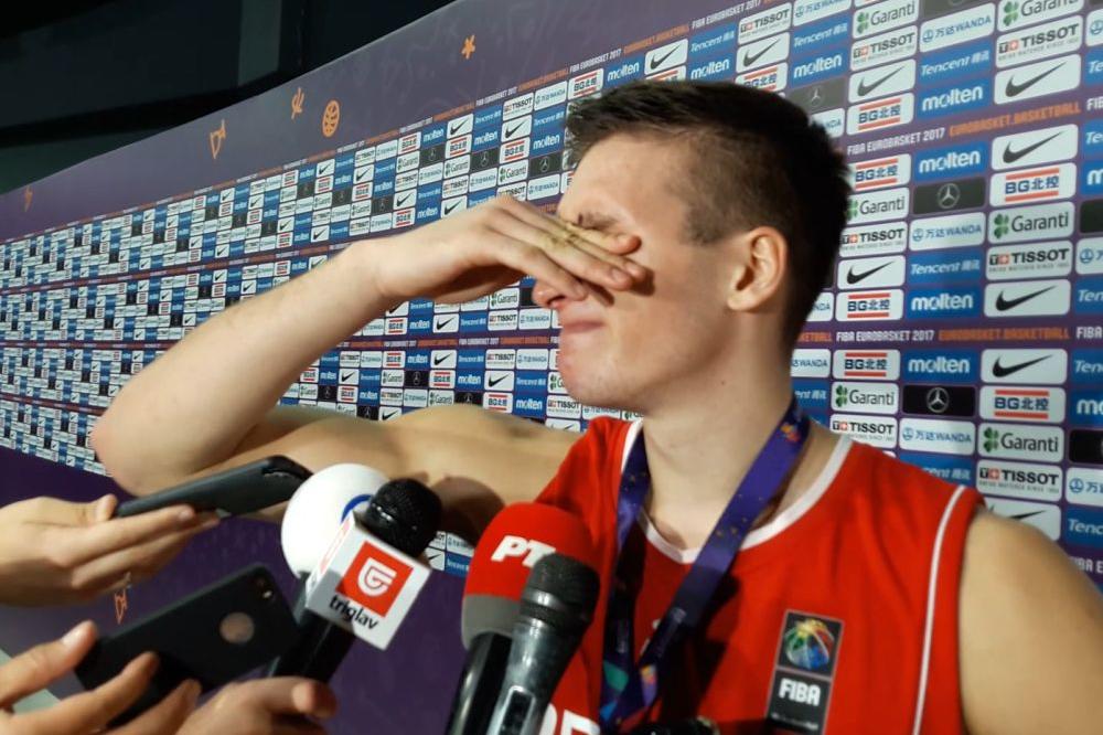 TO JE BILO JAČE OD NJEGA: Bogdan nije izdržao, progutao je knedlu i zaplakao pred novinarima: Krivo mi je... (VIDEO)