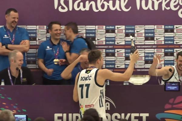 SRBI NAPRAVILI ŠOU NA KONFERENCIJI SLOVENACA: Dončić uleteo sa šampanjcem, a Dragić se "rokao" da ispuni obećanje! (VIDEO)