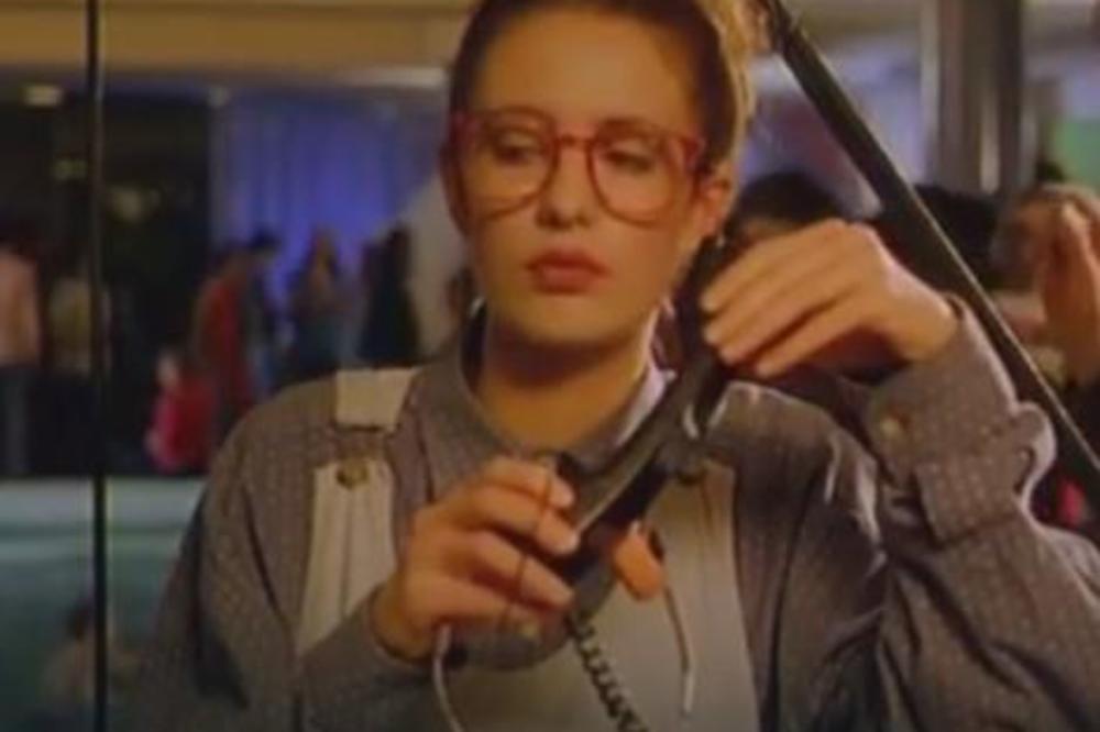 DA LI SE SEĆATE ČUVENE MARINE IZ FILMA "MI NISMO ANĐELI"? Ona dana izgleda SKROZ DRUGAČIJE i sa NJIM je u BRAKU!