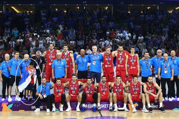 DOBRO UPAMTITE OVOG KLINCA: Otkrili smo ko je dečak koji je bio sa srpskim košarkašima na postolju! (FOTO)