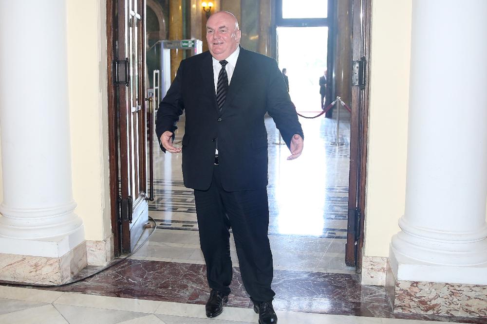 3.000 GOSPOĐI, A STUDENTU? Palma opet deli pare, ovog puta svoju platu, i to NASUMICE