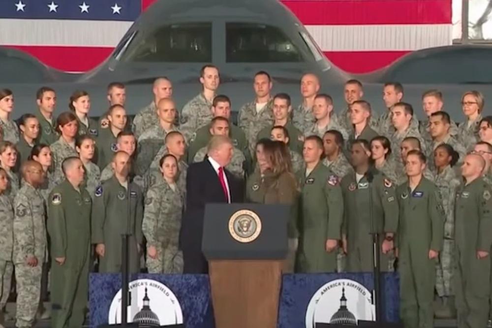 Ovako se Tramp obraća Melaniji kad misli da ga NIKO NE ČUJE! (VIDEO)