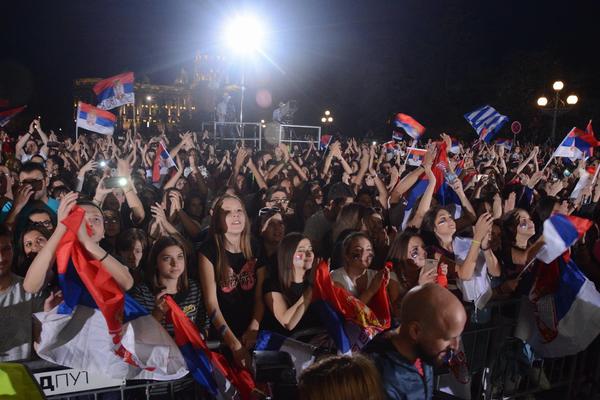 MOMENTI KOJI ĆE SE ZAUVEK PAMTITI: Navijači ispoštovali Orlove ispred balkona, Bogdan dobio bračnu ponudu, a Muta... Pa, Muta je Muta! (FOTO) (VIDEO)