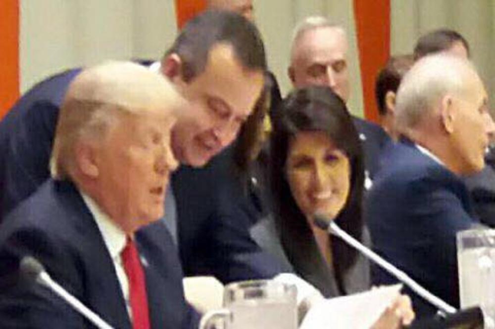 ISTORIJSKI, ALI NENADANI SUSRET DAČIĆA I TRAMPA: Ivica SE SAMO UTRPAO, i uhvatio američkog predsednika na foru! (FOTO)