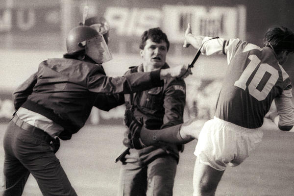 TO JE BIO USTANAK! NISAM SE BORIO PROTIV SRBA, NEGO SISTEMA! Zvonimir Boban progovorio o napadu na policajca na Maksimiru 1990. (VIDEO)