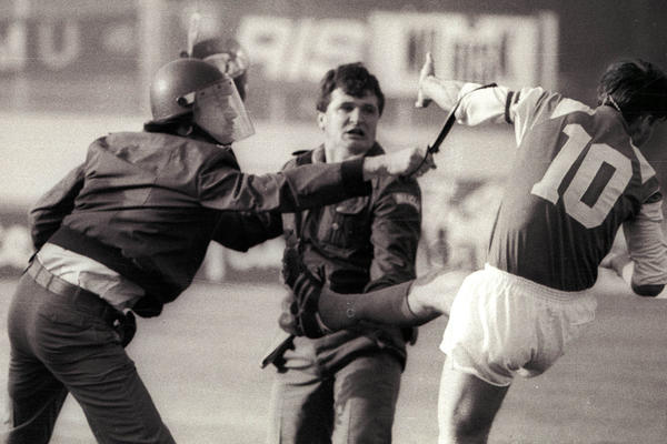 DINAMO ZAGREB VRATIO PETOKRAKU U GRB! U prodaji retro dres u kakvom je Boban udario policajca (VIDEO)