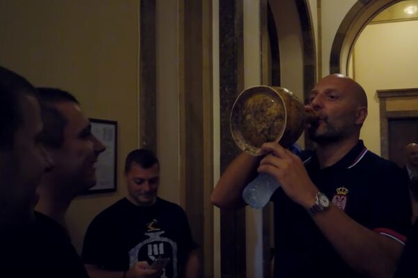 SALE ĐORĐEVIĆ NAVRNUO BALONČE S RAKIJOM: Selektore, poseban poklon za tebe! Pa, otvaraj, šta čekaš! (VIDEO)