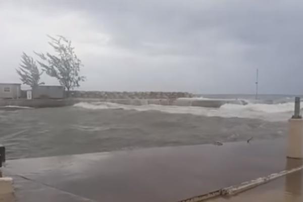 STIGLA SMRTONOSNA MARIJA! Ovo su prvi snimci URAGANA koji nosi sve pred sobom (VIDEO)