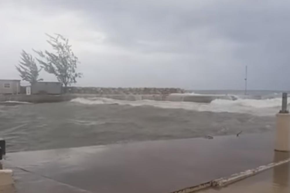 STIGLA SMRTONOSNA MARIJA! Ovo su prvi snimci URAGANA koji nosi sve pred sobom (VIDEO)