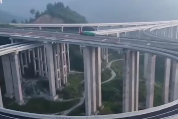 KINEZI OPET USPELI DA URADE ONO ŠTO NIKOM NIJE POŠLO ZA RUKOM! Ovaj autoput zovu najlepšim na svetu! (VIDEO)