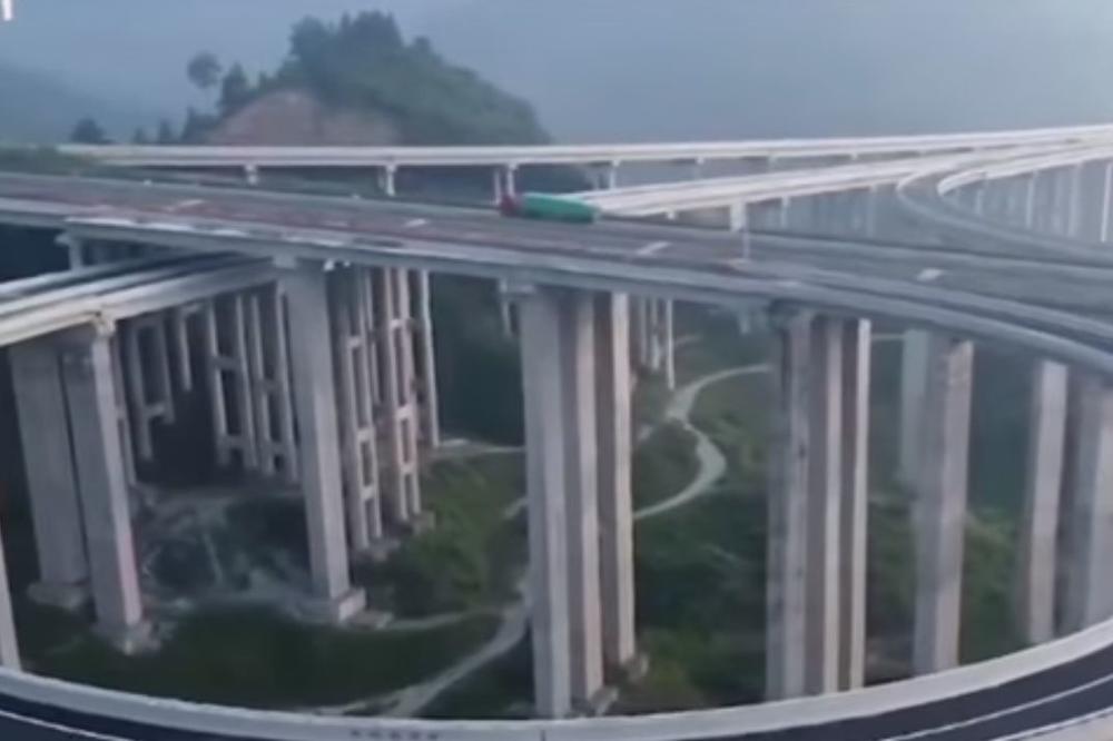 KINEZI OPET USPELI DA URADE ONO ŠTO NIKOM NIJE POŠLO ZA RUKOM! Ovaj autoput zovu najlepšim na svetu! (VIDEO)