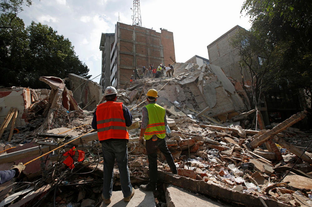 ZGRADE SE RUŠE, LJUDI U PANICI TRČE PO ULICAMA: Potresne slike iz Meksika, poginulo 230 ljudi! (VIDEO)