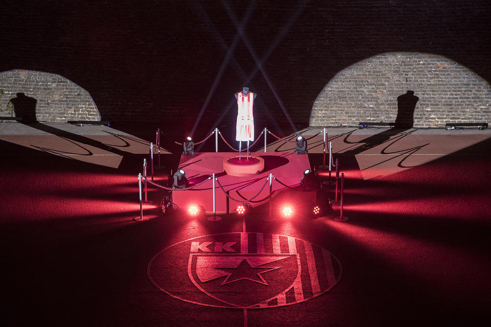 Zvezda predstavila dresove za sledeću sezonu! Rezervna garnitura je nešto na šta Delije nisu navikle! (FOTO)