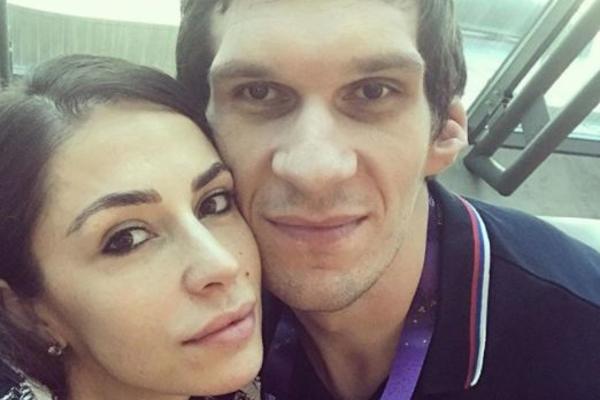 PRVO SU ISPROZIVALI SALETA, A SAD SU NAPALI I BOBIJEVU ŽENU! Zli komentari ne prestaju, Milica na udaru zbog fizičkog izgleda! (FOTO)