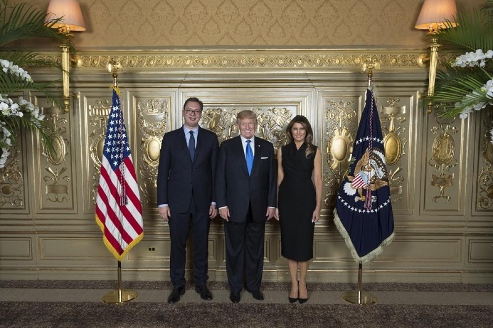 TRAMP DOLAZI U SRBIJU? Vučić uslikan s Melanijom i Donaldom! (FOTO)