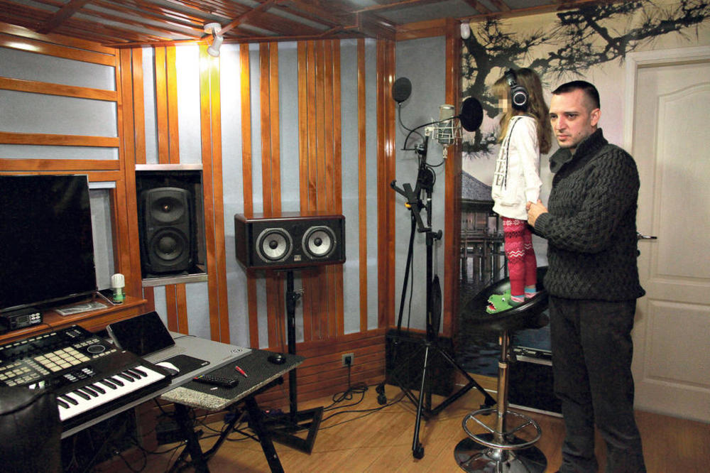 PRONAĐEN JELENIN TREĆI TELEFON KOJI SU MARJANOVIĆI KRILI?! Pevačicina drugarica otkrila ko je koristio misteriozni telefon! (FOTO)