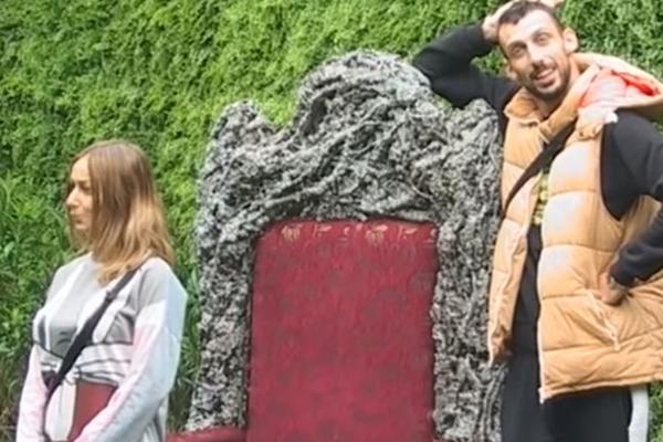 Maca Diskrecija je oplela po ĐEKSONU ŽESTOKO: On je stalak za infuziju i sponzoruša! ONO ŠTO NIJE ZNALA JE DA JE ON IZA NJE I SVE SLUŠA!