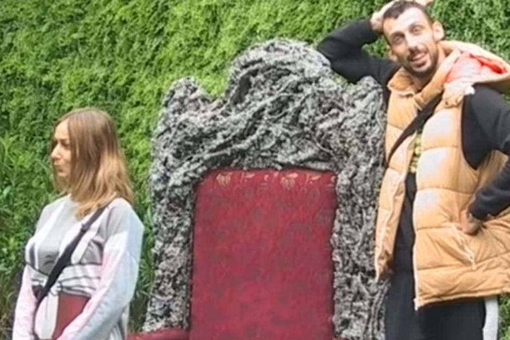 Maca Diskrecija je oplela po ĐEKSONU ŽESTOKO: On je stalak za infuziju i sponzoruša! ONO ŠTO NIJE ZNALA JE DA JE ON IZA NJE I SVE SLUŠA!