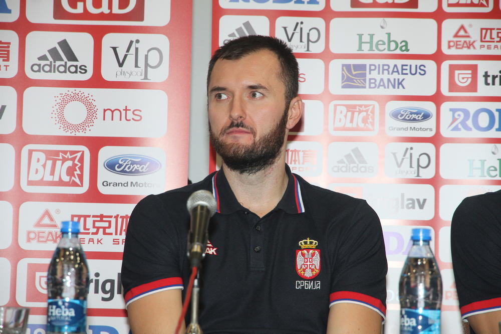 Mačvan otkrio zašto su igrači hteli da otkažu doček i koji reprezentativac je nosio  njegove 3 broja veće farmerke, pa su hteli da ga bandažiraju!