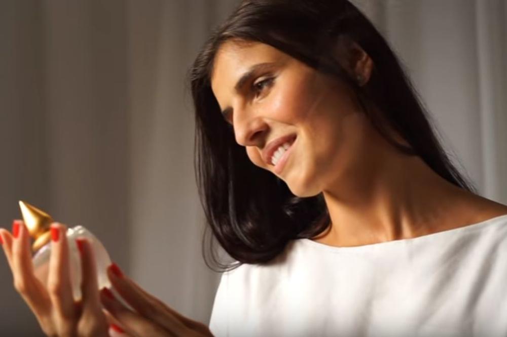 BACA ARAPE NA KOLENA: Ana Dabović vrišti od seksepila u reklami za parfem! (VIDEO)