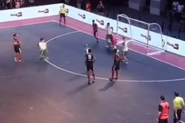 MAGIJA! Ronaldinjo travu zamenio petoparcem i razneo sve  fudbalske sladokusce u paramparčad! (VIDEO)