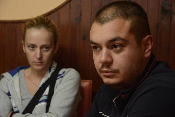 POKUŠAO SAM DA ZAŠTITIM DETE, DA NE OSTANE NA ULICI. ONDA SU ME UHVATILI ZA VRAT... Ispovest muža Nevene Jekić, koja je s decom izbačena na ulicu (FOTO)