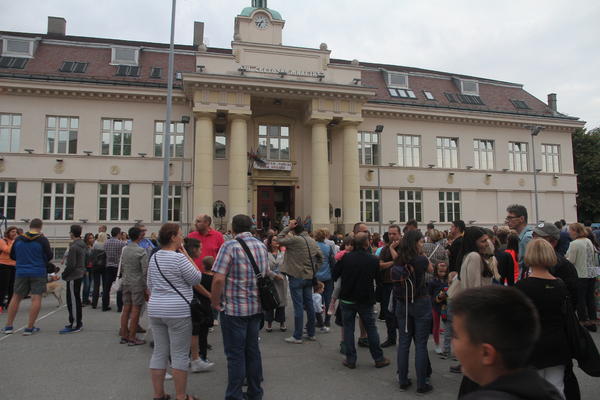 HAOS U ZEMUNSKOJ ŠKOLI NE PRESTAJE! Inspekcije samo naviru, roditelji ZOVU POMOĆ! Preti zatvaranje?