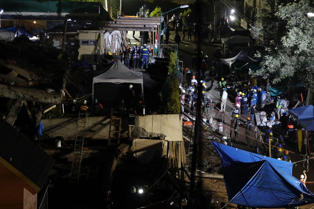 ZATRPANI ĐACI SU SIMBOL UŽASA U MEKSIKU! Spasioci su tragali za preživelima, a onda su videli ručicu koja viri iz ruševine...(FOTO)