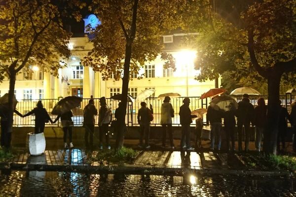 ŽIVI LANAC ZA LJUBU: Roditelji ponovo pružili OTPOR, ne daju osnovnu školu u Zemunu (FOTO)