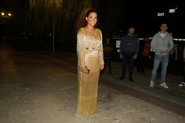 SEKO, ŠTA TI BI? Pevačica se pohvalila stajlingom, ali na jednom detalju bi joj svi stilisti opasno zamerili! (FOTO)