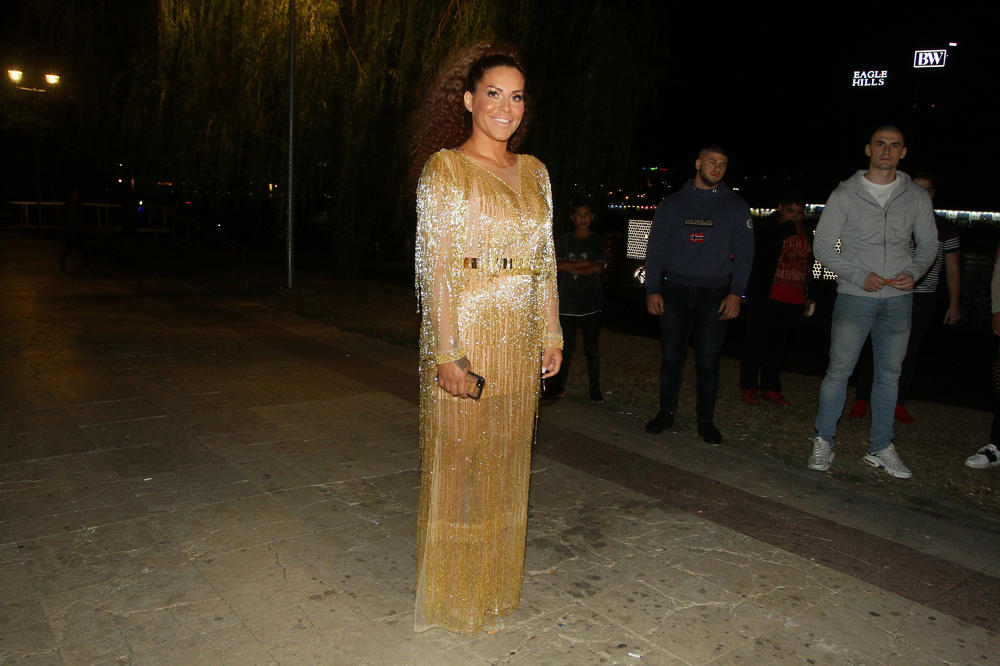 SEKO, ŠTA TI BI? Pevačica se pohvalila stajlingom, ali na jednom detalju bi joj svi stilisti opasno zamerili! (FOTO)