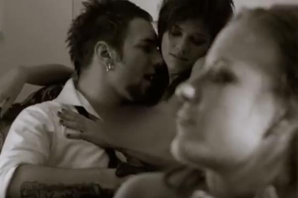 ISPLIVAO SNIMAK SLOBINE ŽENE I NIJE ZA MLAĐE OD 18 GODINA: Anabela je o ovome pričala! GOLIH grudi se vataju na gomili! (18+)