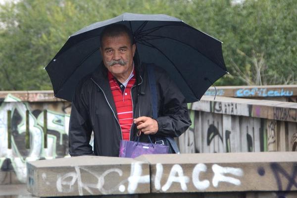 Časni srpski pukovnik je na 62. rođendan stajao na Brankovom mostu: RAZLOG JE JEZIV I POKAZUJE GDE ŽIVIMO (FOTO)