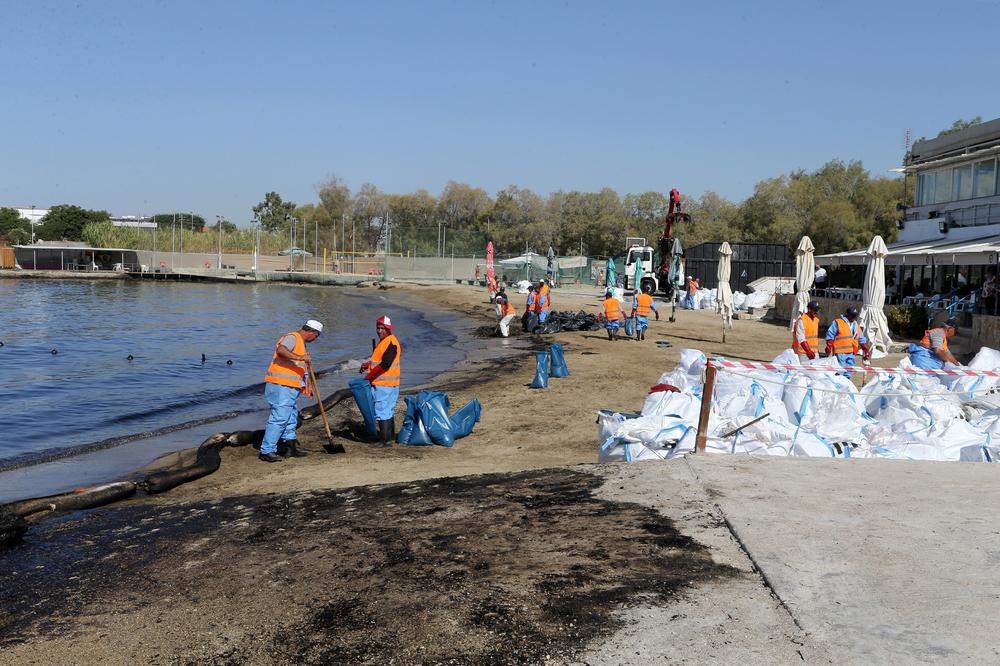 OVAJ PRIZOR ĆE VAS ZGROZITI! Fotografija žene koja izlazi iz mora najbolji je dokaz KATASTROFE U GRČKOJ! (FOTO)