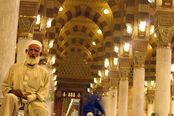 SVEŠTENIK ŠOKIRAO SVET: Žene ne treba da voze, imaju samo četvrtinu mozga muškarca!