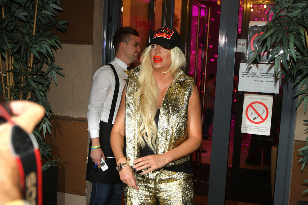 ŠTA MISLITE, KOLIKO IMA KILA? Karleuša prvi put PROGOVORILA O KILAŽI: Stala na vagu i šokirala se! (FOTO)