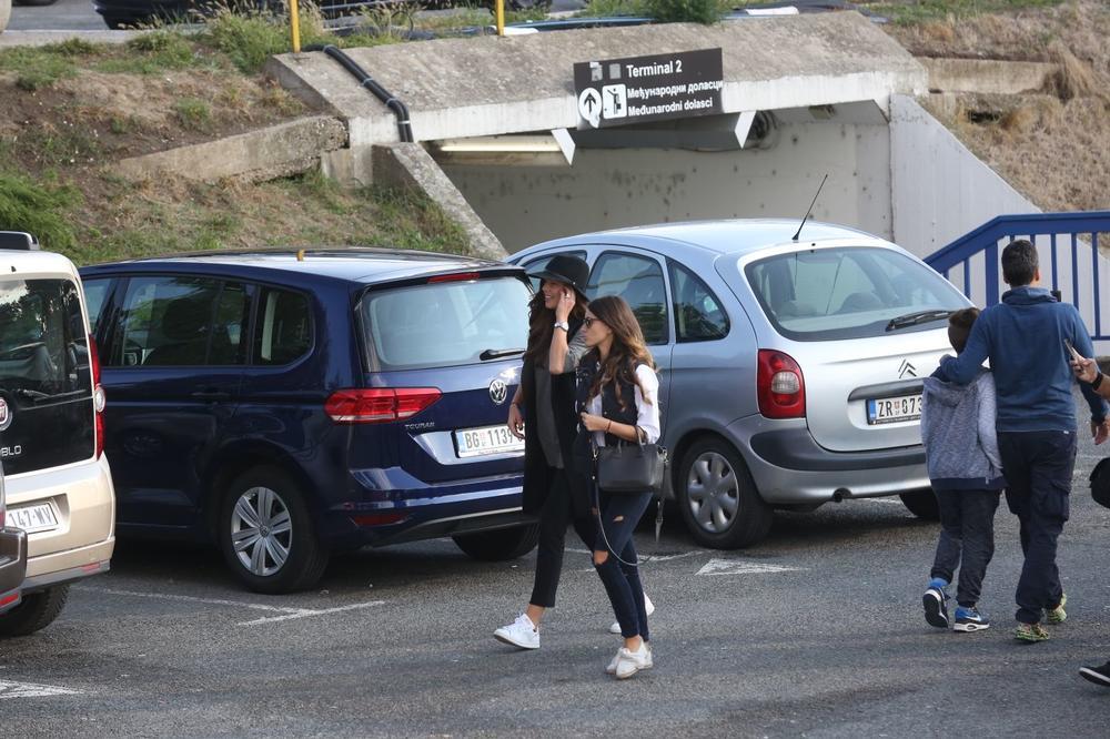 Ana Ivanović USLIKANA NA "BUVLJAKU" Društvo joj pravila BIVŠA omiljenog glumca: Ne zna se koja VIŠE DOMINIRA!