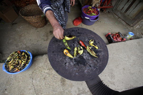 PAPRENE KAZNE ZBOG PEČENJA PAPRIKA: Ako ste nameravali da pravite AJVAR na terasi - to može SKUPO DA VAS KOŠTA!