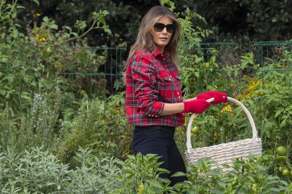 MELANIJA KOPA SVE U 16, i to u odevnoj kombinaciji o kojoj bruji ceo svet! CENA NJENE KOŠULJE JE ZA PADANJE U NESVEST! (FOTO)