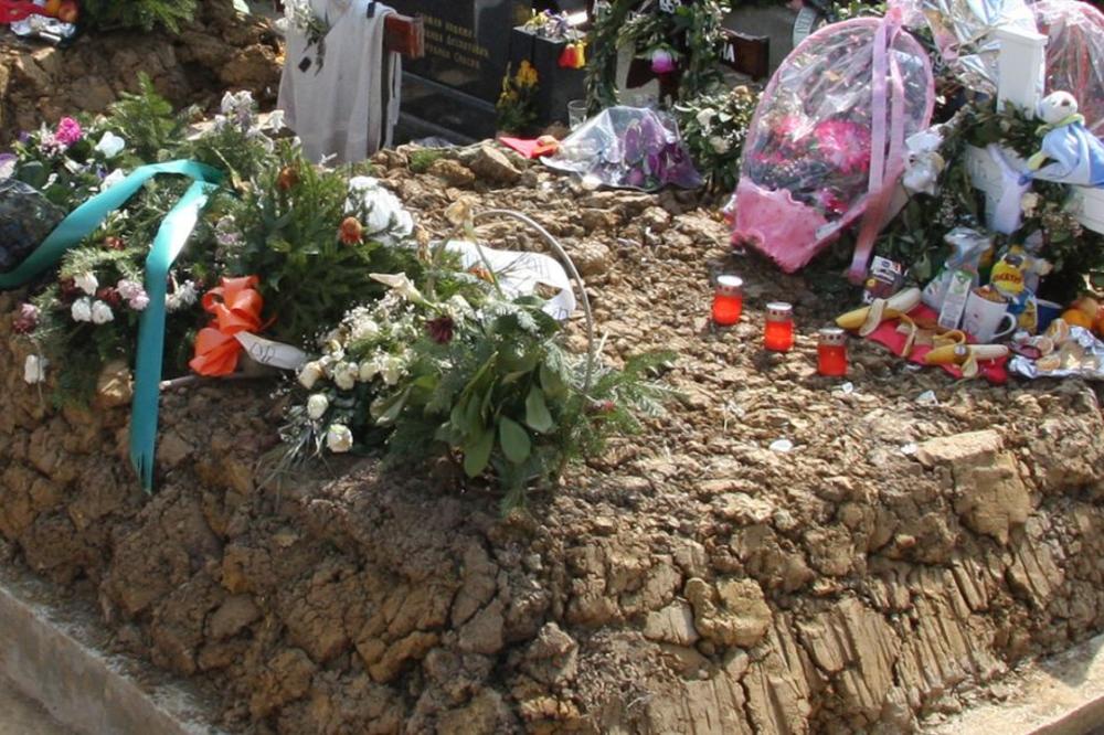 NIJE BIO VERNIK I NIJE HTEO POPA NA SAHRANI: Ne može da podigne spomenik ocu u Novom Pazaru, jer ne želi da bude u obliku krsta!