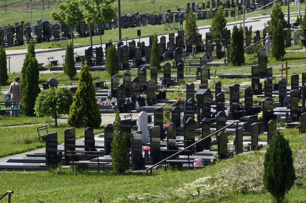 JEZIV PRIZOR NA GROBLJU U SRBIJI: Muškarac je sedeo pored groba, a kad se okrenuo svi su počeli da VRIŠTE (FOTO)